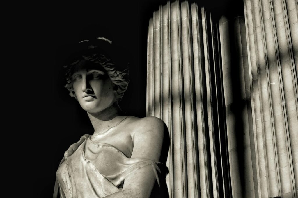 Busto de estátua grega clássica em mármore claro, representando análise e foco, utilizado para ilustrar a fase de avaliação funcional inicial no consultório do psicólogo Vinícius Herdy em Santos.