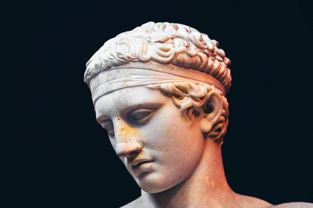 Estátua grega clássica inteira, em postura firme e equilibrada, simbolizando a autonomia do paciente, estabilização emocional e a alta clínica na Baixada Santista.